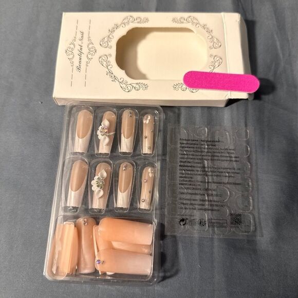 Elegant White and Pink Nail Art Set - Picture 8 of 12